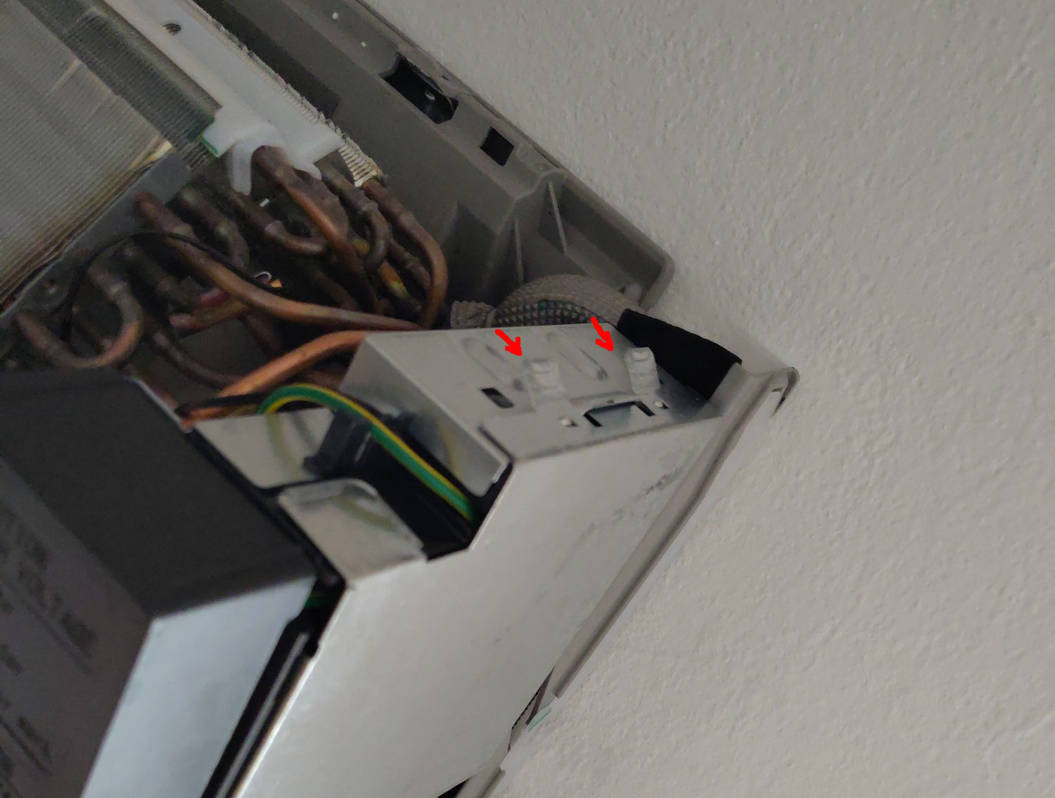 Photo of the electrical box clips